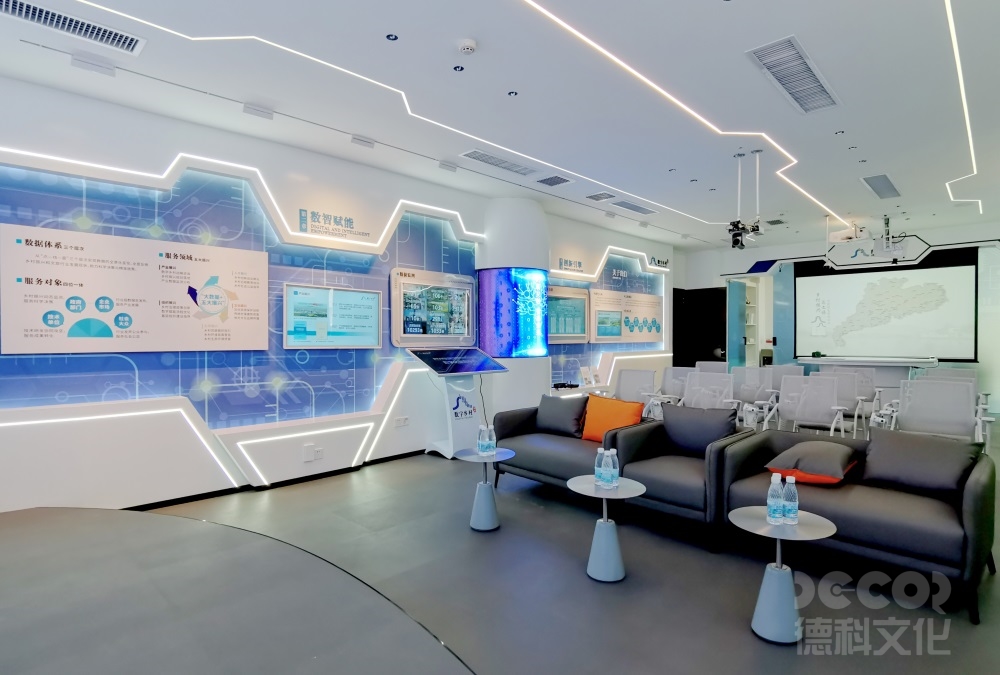 在科技展廳設(shè)計中，如何應(yīng)對觀眾的人流量控制和安全問題？