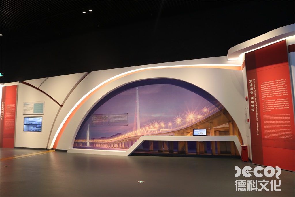 博物館裝修報(bào)價(jià)中定制金屬展架的材料與加工費(fèi)比例分析